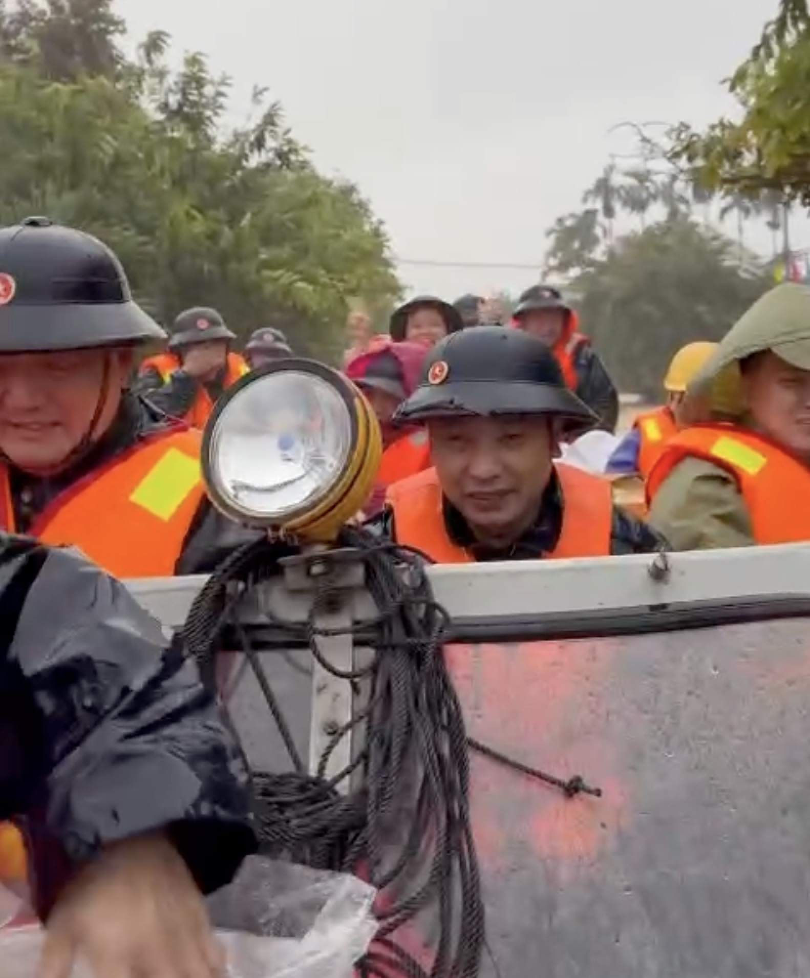 海军第三区特种水陆两用车和船只深入洪水腹地救援孤立地区居民